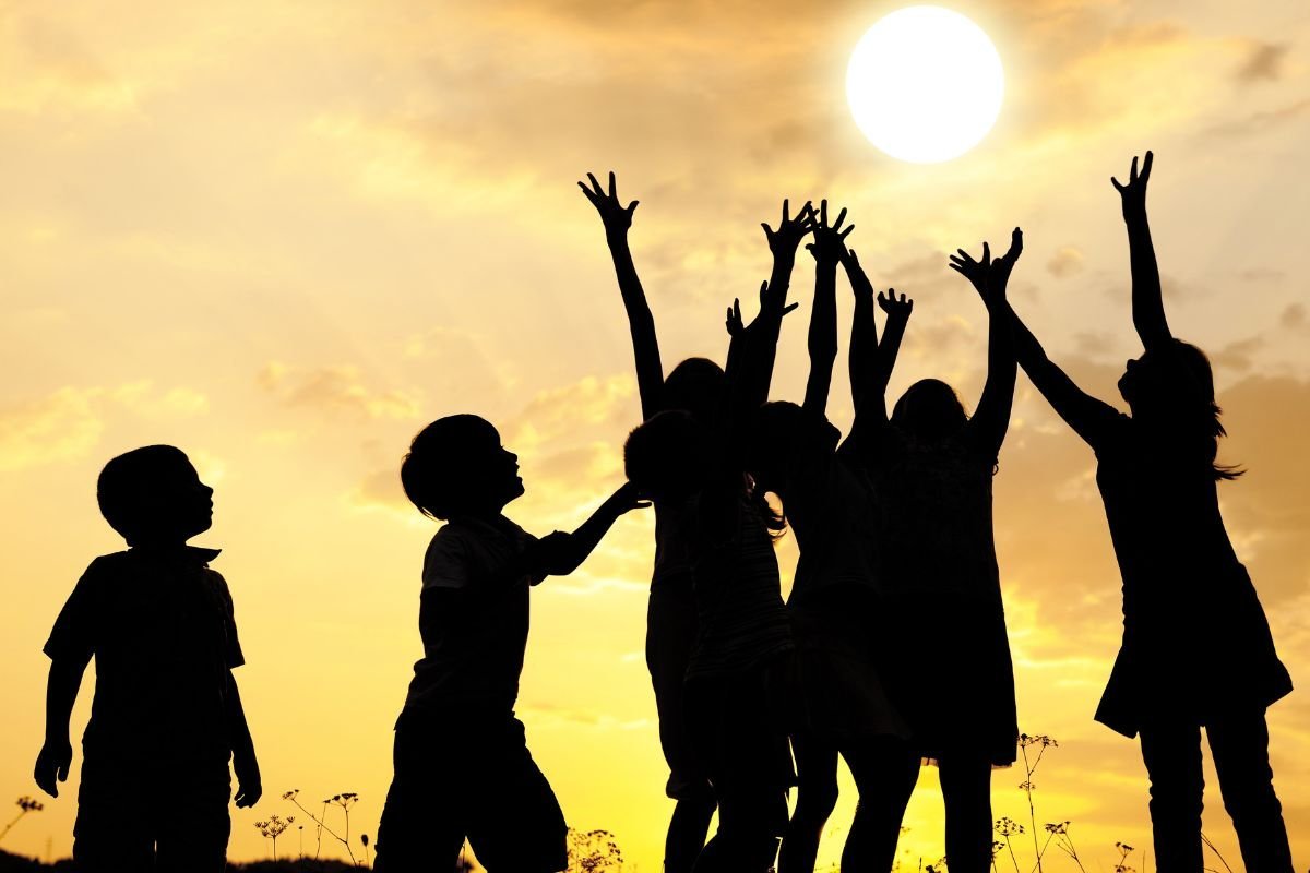 L'assurance extra-scolaire face aux nouveaux risques climatiques qui menacent les enfants