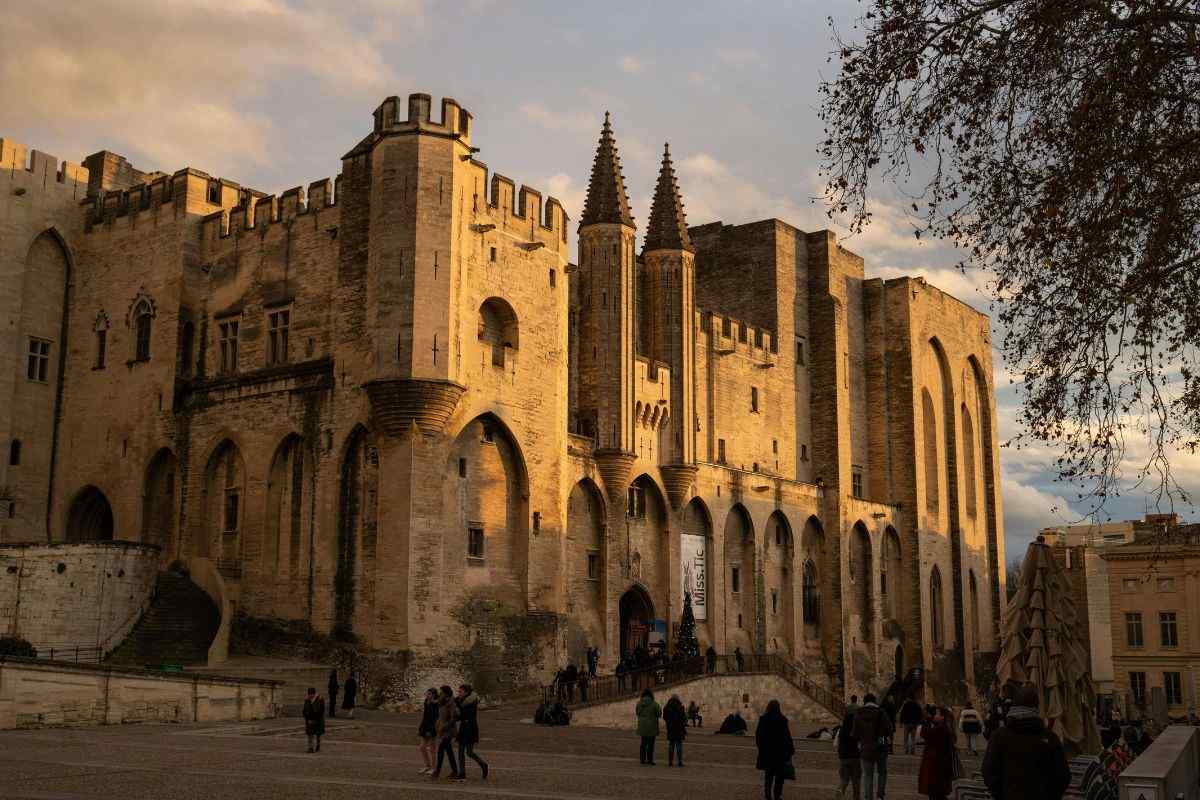Quand la canicule embrase Avignon : le festival du théâtre à l'épreuve des 37 degrés